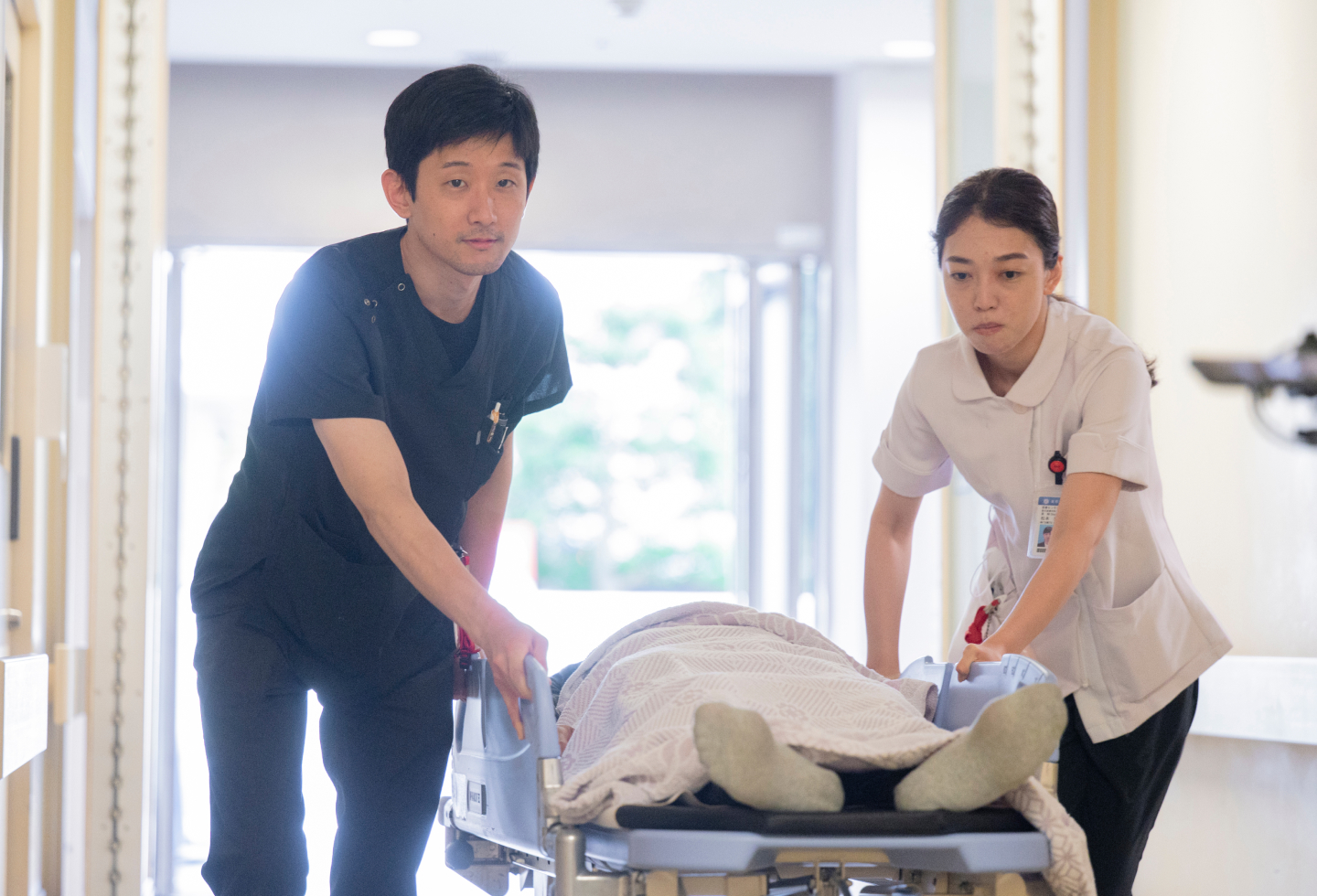 病院の廊下を歩く医療チーム