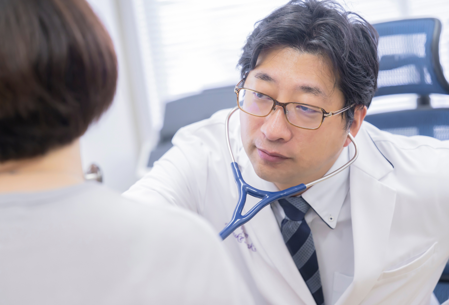 患者と話す医師